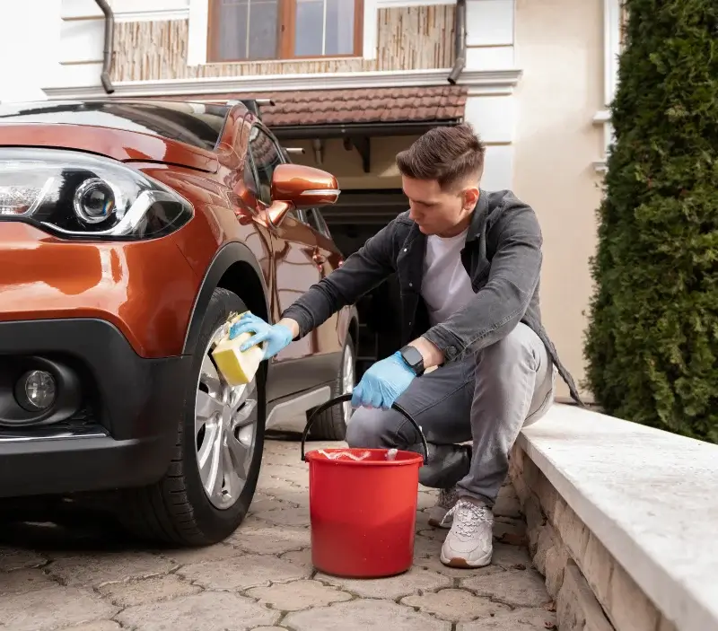 Lavage auto à domicile Saint-Firmin-des-Bois : professionnel intervenant sur un véhicule
